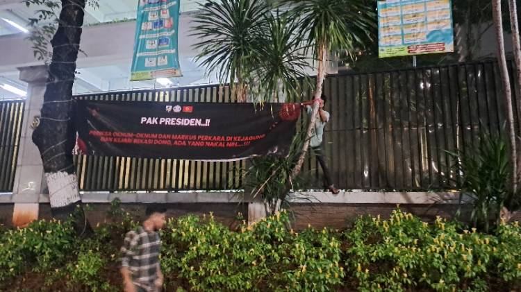 KNPI dan Kamerad Sebar Spanduk, Desak Presiden Prabowo Bersihkan Oknum Jaksa Nakal
