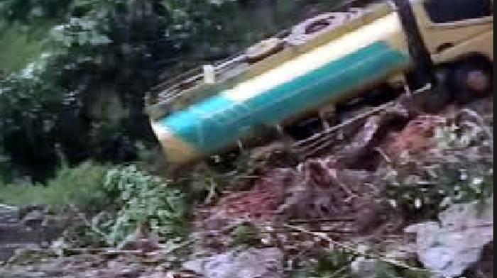 Jalur Medan-Berastagi Lumpuh Total Tertimbun Longsor di Sembahe