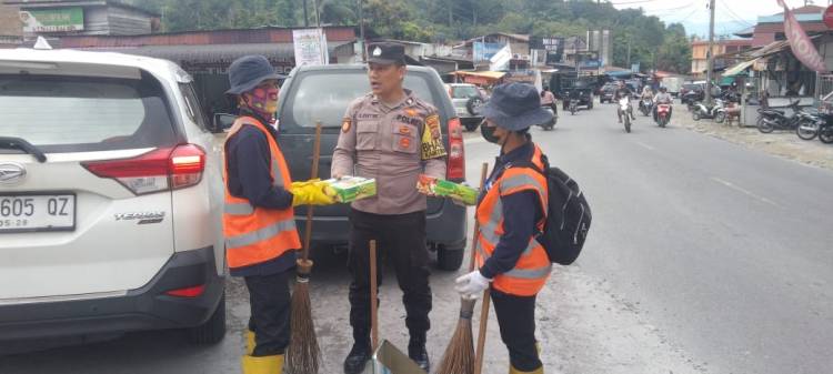 Jumat Berkat Polres Simalungun Bagikan 100 Kotak Nasi kepada Warga di Parapat
