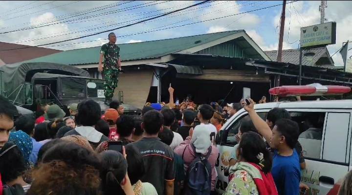 Ratusan Warga Biru-biru Bawa Mayat Korban Dugaan Penganiayaan ke Markas Tentara