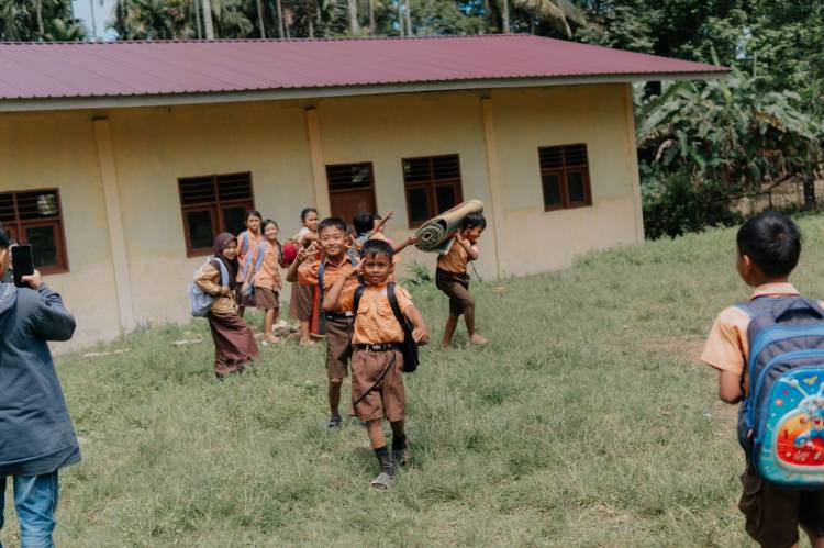 Miris, Anak SD Belajar Tanpa Fasilitas Layak di Langkat