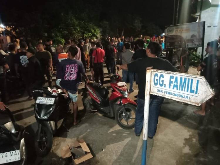 Ratusan Masyarakat Bersama Ormas  PP Geruduk Penimbunan Beras Salah Satu Paslon