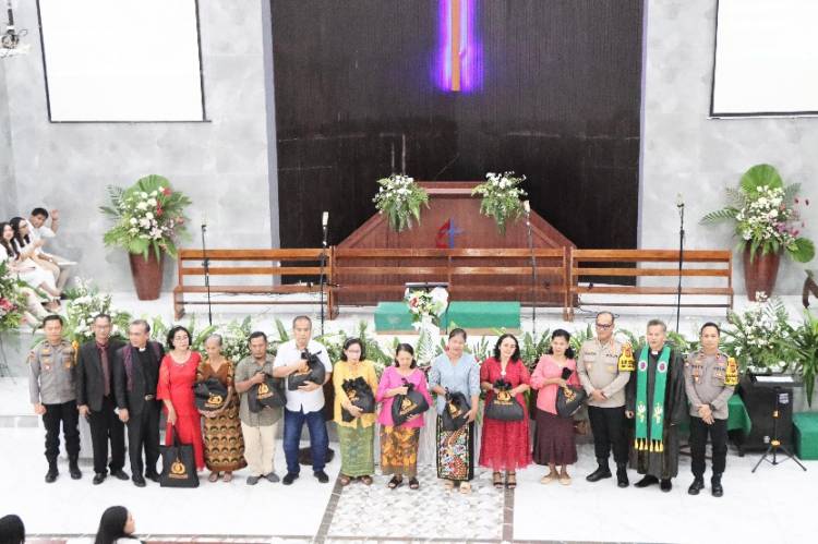 Lewat Kegiatan Minggu Kasih, Kapolrestabes Medan Salurkan Bantuan Sembako dari Kapolda Sumut