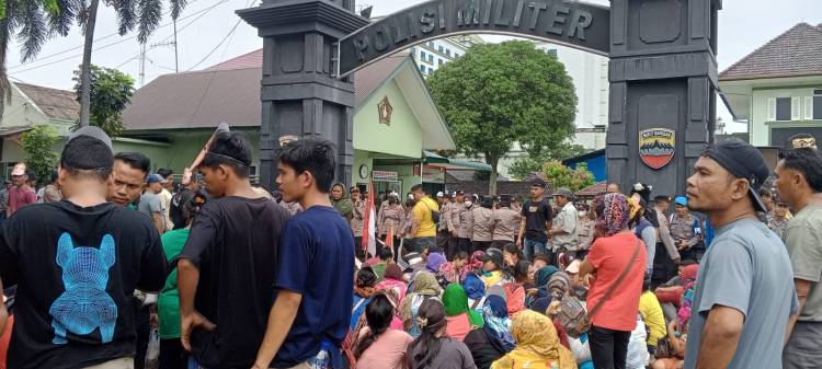 Ratusan Warga Pancurbatu Unras ke Markas Pomdam Minta Tangkap dan Penjarakan Koptu Mirwansyah