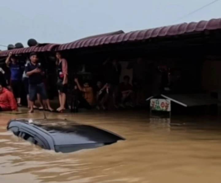 Kecamatan Patumbak Selesaikan Pemungutan Suara Meski Air Hampir Setinggi Rumah