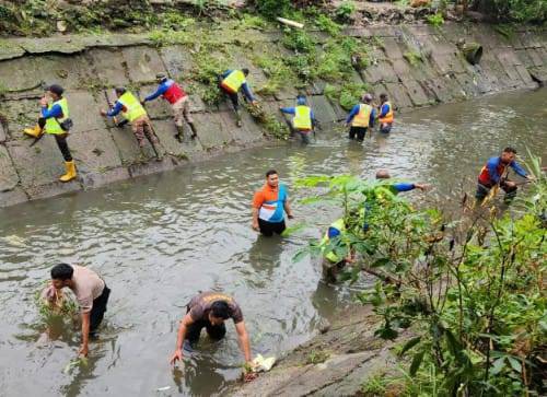Gotong Royong Bersihkan Sungai, Kombes Gidion Diapresiasi Pemkot Medan