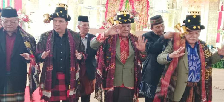 Hasan Sagala Ikut Tortor Mora di Pesta Adat Dr M Yusuf Hrp