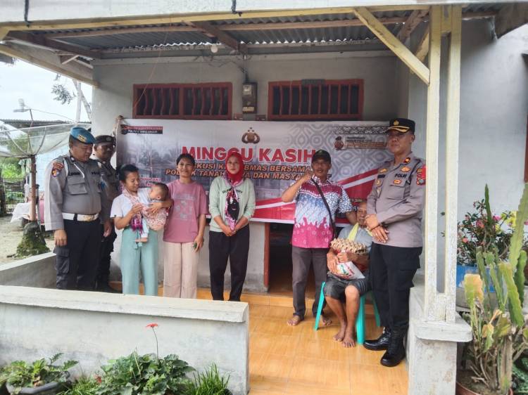 Polsek Tanah Jawa Salurkan Bantuan Sembako dalam Program Minggu Kasih, Tunjukkan Kepedulian Jelang Pilkada