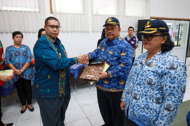 Pjs Matheos Tan Serahkan SK Pensiun kepada 11 PNS Sekaligus Izin Pamit