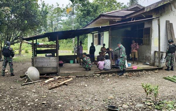 Satgas Pamrahwan Yonif 754/ENK Kostrad Patroli di Pedalaman Papua