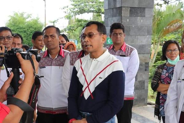 Bupati Simalungun Jenguk Pasien Difteri di RSU Perdagangan