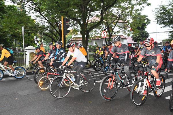 Jaga Stamina,  Pangdam I/BB Gowes Bareng Pimpinan Bank BRI Kanwil Sumut