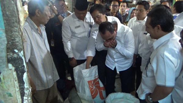 Gubsu Sidak Pusat Pasar,  Pedagang Keluhkan Beras Bulog Bau Apak