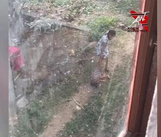 Viral....Apa Yang ada di Benak Ibu ini, Hingga Tega Menyeret Balitanya di Tanah
