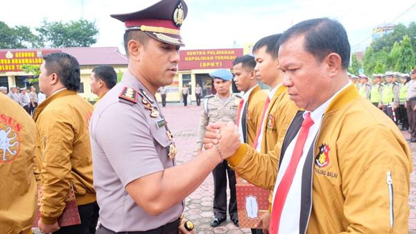 Kapolres Tanjungbalai Berikan Pangkat Pengabdian dan Penghargaan Untuk Personil
