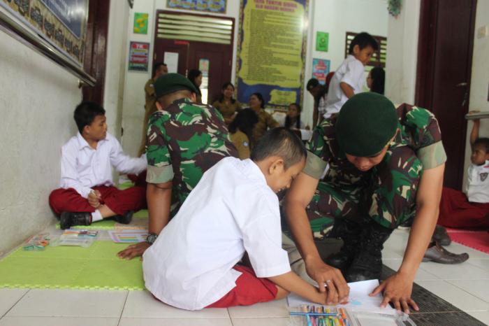 Peringati Hari Disabilitas Internasional, Satgas Pamrahwan Yonif 754/ENK Kostrad Kunjungi SLB Mimika