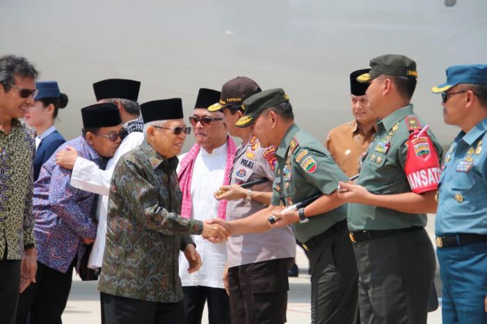 Pangdam I/BB Sambut Kedatangan Wapres RI di Bandara International Minangkabau 