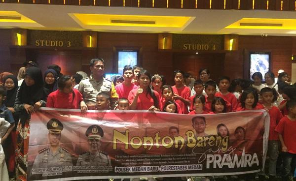Bersama Anak Yatim, Jajaran Polsek Medan Baru Nonton Bareng Film Sang Prawira