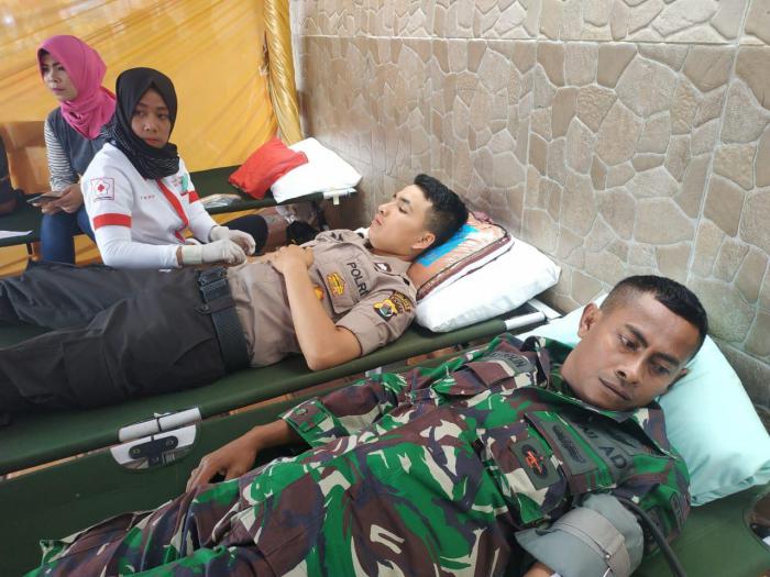 Suka Cita Natal, Satgas Yonif Raider 514 Ikuti Bakti Sosial