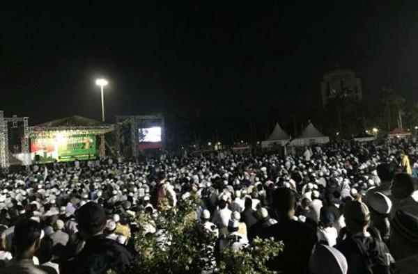 Lantunan Zikir yang di Kumandangkan Umat Umslim di Monas