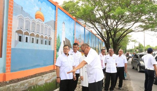 Tinjau Lokasi Mural Di Suka Damai Medan Polonia, Plt Wali Kota: Mantap !