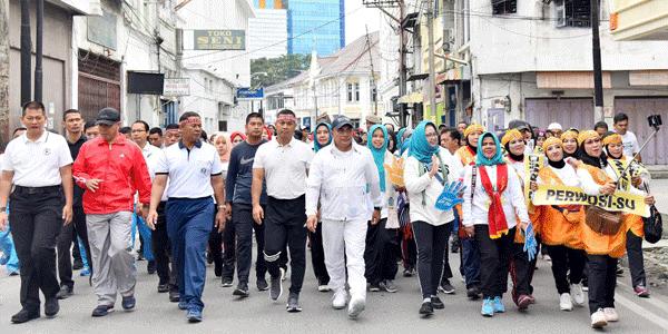 Edy Rahmayadi dan Nawal Ikuti Jalan  Sehat Keluarga Bersama Puluhan Ribu Masyarakat