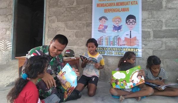 Satgas Pamtas RI-RDTL Yonif 132/BS Tumbuhkan Minat Baca Kepada Anak-Anak Perbatasan