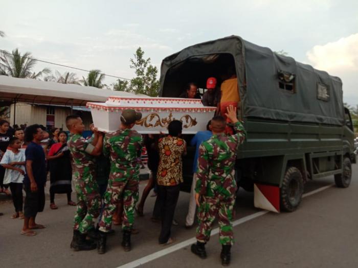 Kepedulian TNI di Perbatasan, Satgas Pamtas RI-RDTL Yonif 132/BS, Bantu Prosesi Pemakaman Warga