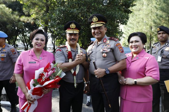 Farewell Parade Kapoldasu  dari Komjen Pol.Drs. Agus Andrianto Kepada Irjen Pol.Drs. Martuani Sormin