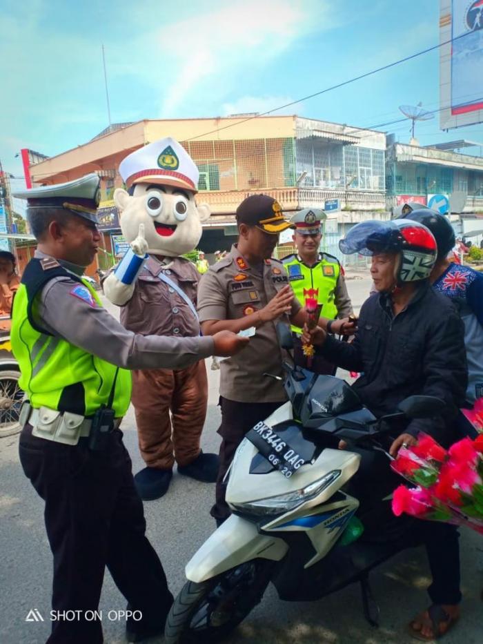 Kapolres Tanjung Balai Bersama Personel Sat Lantas Periksa Kendaraan 