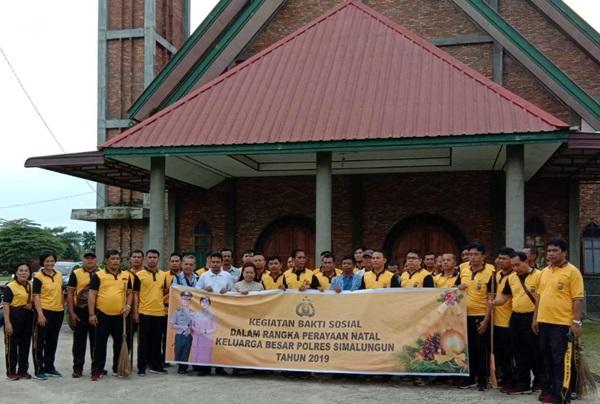 Sambut Natal, Keluarga Besar Polres Simalungun Gelar Bakti Sosial