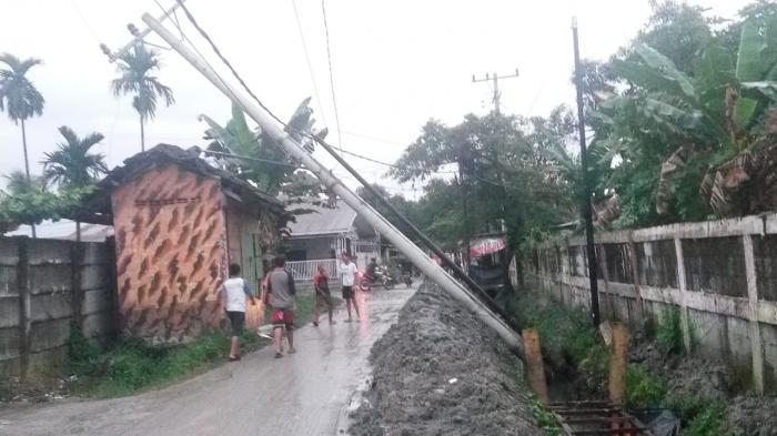Proyek Drainase Pemko Medan Amburadul, Tiang PLN Tumbang dan Tanah Galian Berserak di Jalan