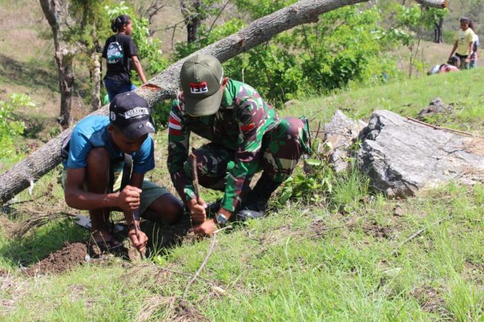 Ajak Generasi Muda Cintai Alam dan Lingkungan Dengan Menanam Pohon di Perbatasan