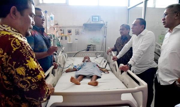 Warga Tapteng Korban Kecelakaan Ucapkan Terima Kasih dan Menangis Haru di Depan Gubsu