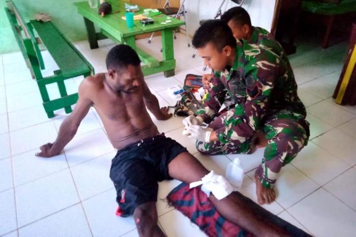Anggota Satgas Yonif 411 Kostrad Bantu Obati Korban Kecelakaan di Jalan Trans Papua
