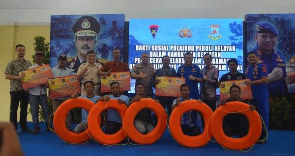 Peduli Nelayan, Kabaharkam Mabes Polri Serhkan Empat Ribu Polis Asuransi