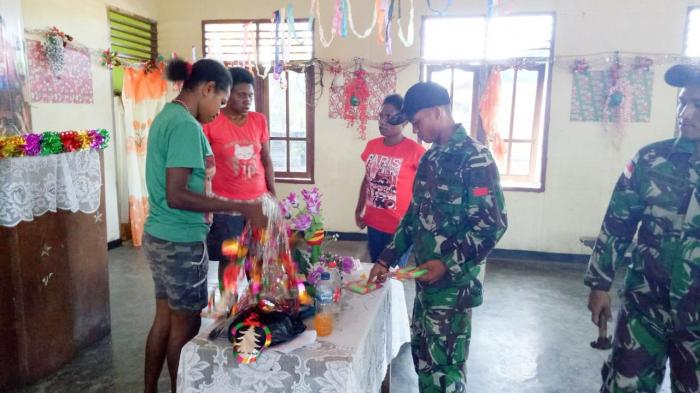 Suka Cita Sambut Natal, Personel Satgas Yonif MR 411/Pdw Bantu Warga Toray Dekorasi Gereja