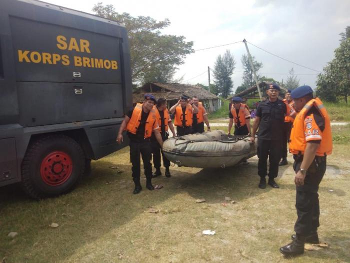 Personel SAR Detasemen Gegana Sat Brimob PoldasuPengamanan Pantai dan Penyuluhan