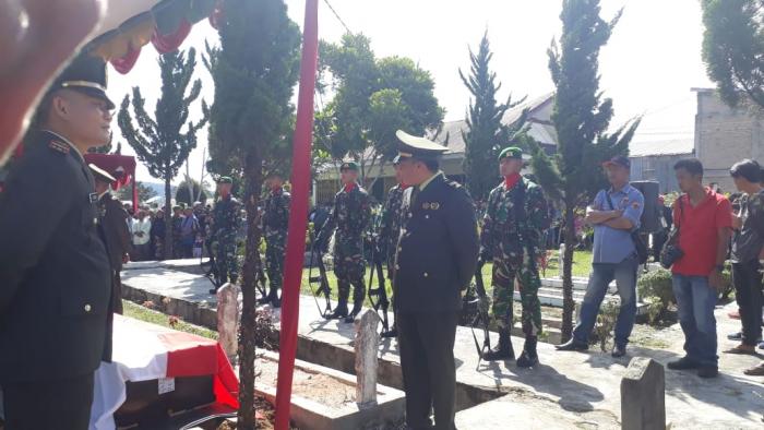 Jenazah Kapten (Inf) Anumerta Erizal Dimakamkan di TMP Sidikalang
