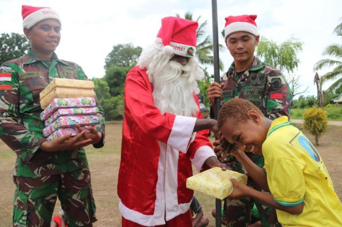  Santa Claus Satgas Yonif MR 411/Pdw Kostrad Bagikan Bingkisan Natal Untuk Anak-anak Papua