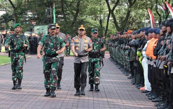 Panglima TNI Bersama Kapolri Pimpin Apel Pengamanan Natal dan Tahun Baru di Medan