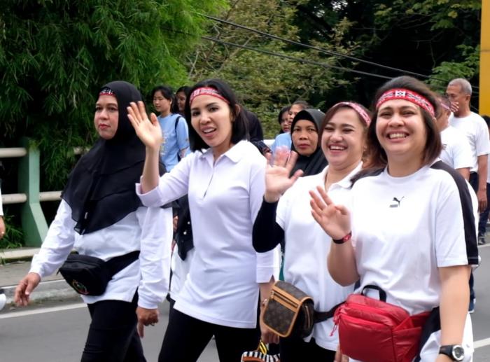 Ibu-Ibu Persit KCK Cabang XI Kodim 0201/BS Medan, Jalan Sehat Keluarga 