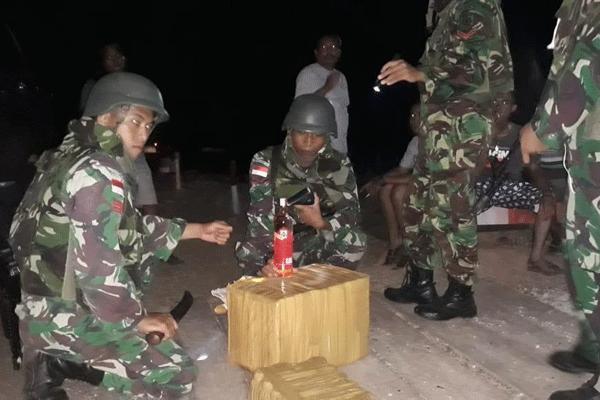 Satgas Pamtas RI-PNG Yonif 411 Kostrad Amankan Puluhan Botol Miras di Jalan Trans Papua
