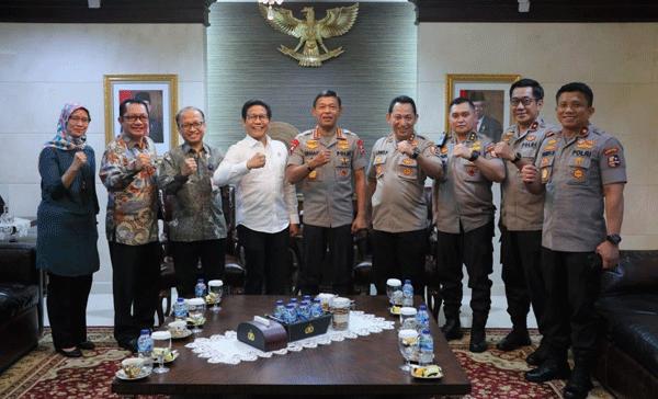 Kapolri Terima Audensi Menteri Desa Pembangunan Daerah Tertinggal dan Tranmigrasi RI di Mabes Polri