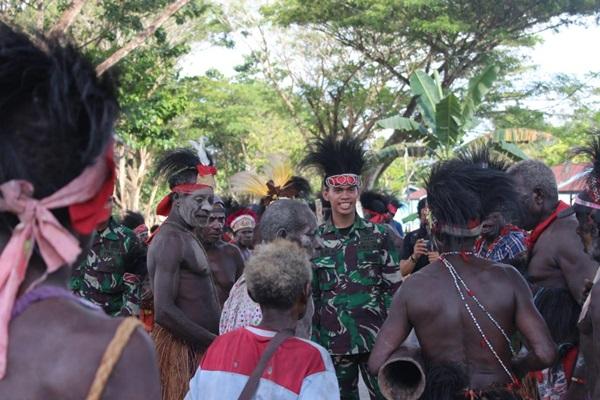 Satgas Pamrahwan Yonif 754/ENK/20/3 Kostrad Melestarikan Adat Suku Kamoro
