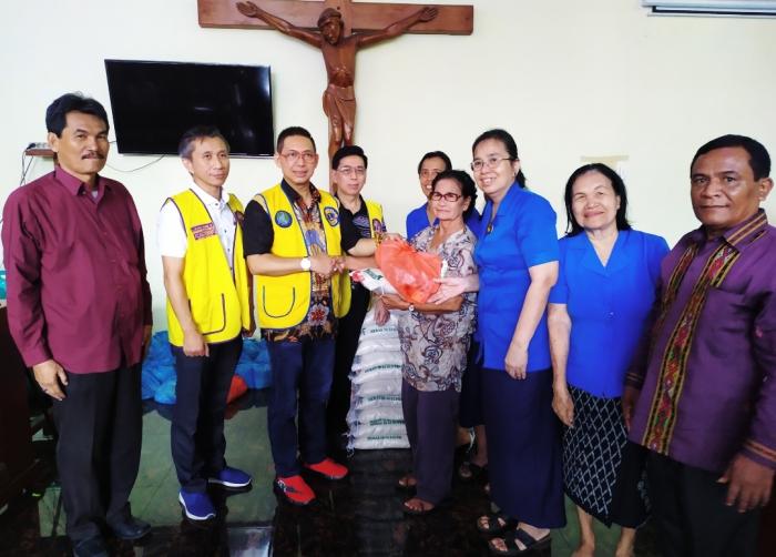 Lions Club Medan Cemara Bagikan Paket Natal di Medan Tembung