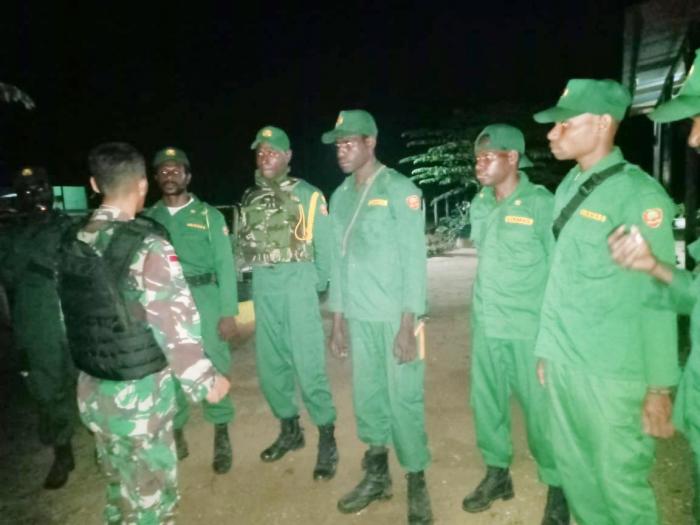Satgas Yonif Mekanis Raider 411 Patroli Keamanan Bersama Linmas Kampung Yanggandur Merauke