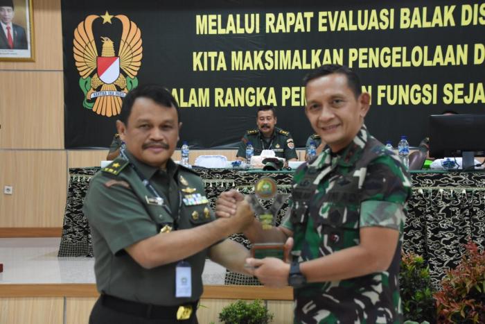Pangdam I/BB Terima Piagam Penghargaan Disjarah TNI AD 