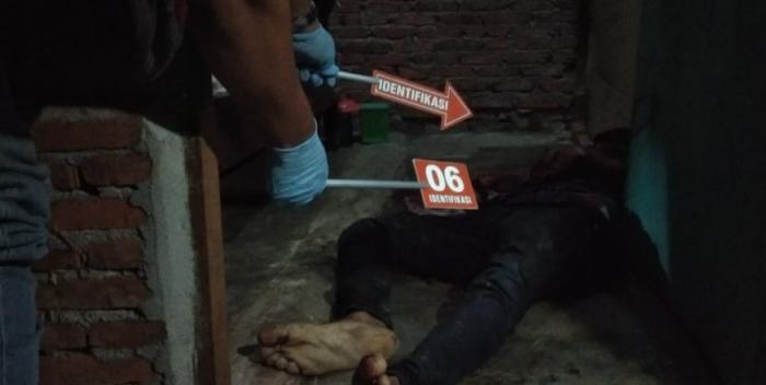 Acong Tewas Bersimbah Darah di rumah Warga