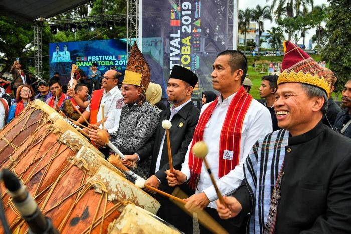 1.024 Orang Pakai Bulang Sulappei  Pecahkan Rekor MURI